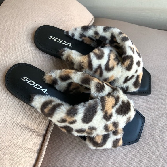 SODA Leopard Faux Fur Criss Cross Slip On Sandals Size 8 - Picture 9 of 11